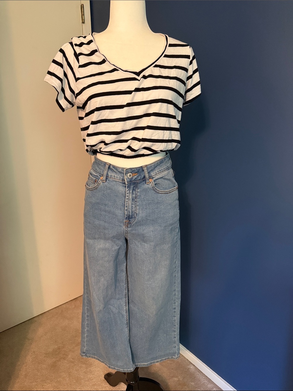 Light Blue Wide-Leg Crop Jeans - Women